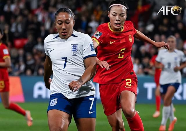 偷看25位女子撒尿